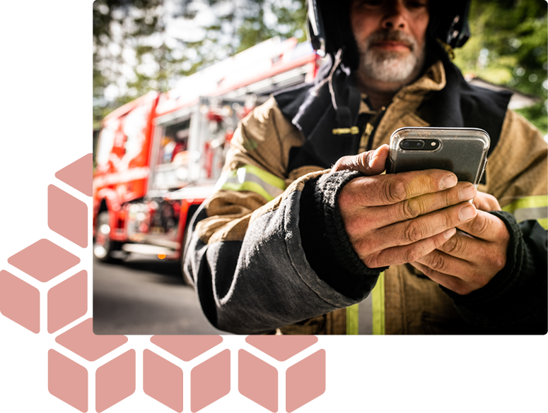 Feuerwehrmann mit Smartphone